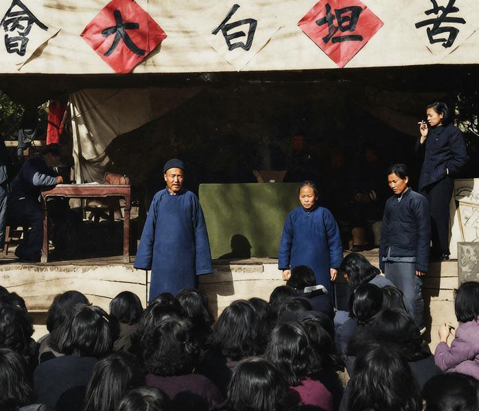 1951年，北京，“吐苦坦白大会”台上的妓院老板、老|鸨，正在向曾被她们剥削、虐