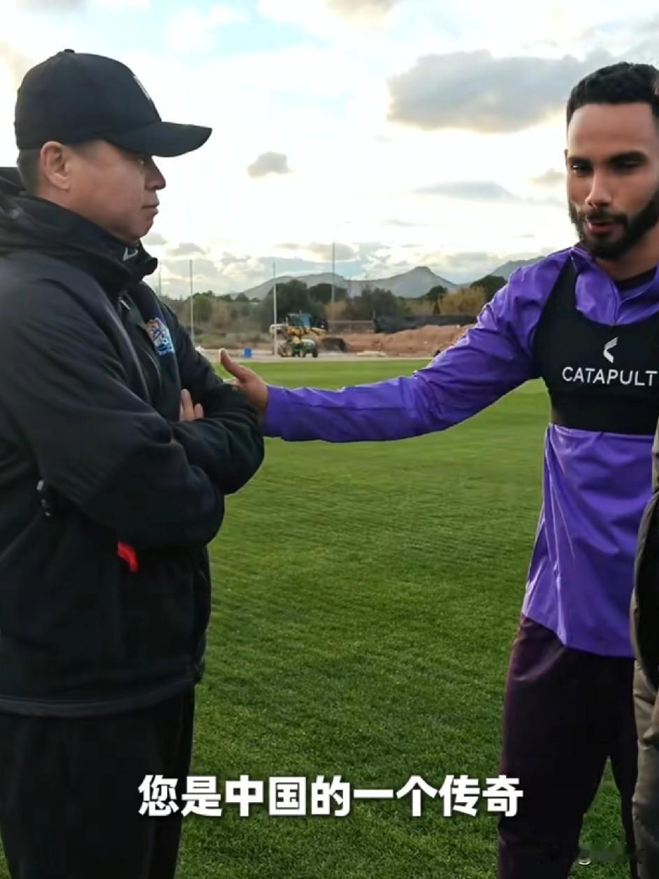 天津津门虎新外援亮相，球技好不好还不知道，但是情商绝对高，一句话把于根伟说高兴了