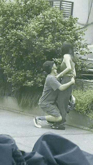 尊严何在？既然这女人不爱你，帅哥何必用下跪的方式来苦苦纠缠这女人，这样只会让这女