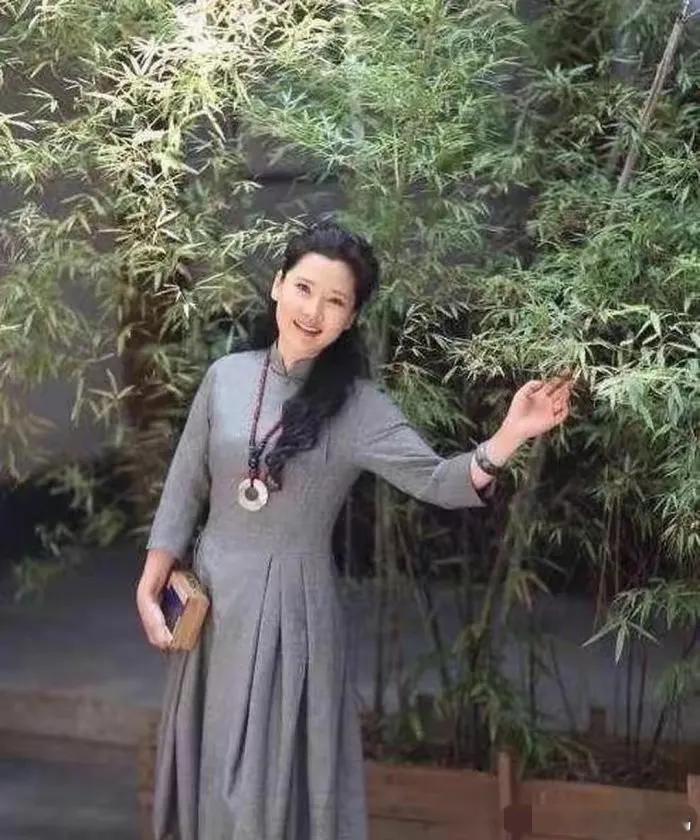 看何赛飞的状态，真让人忍不住感慨：这哪里像六十多岁的人？前凸后翘的身材，穿上旗袍