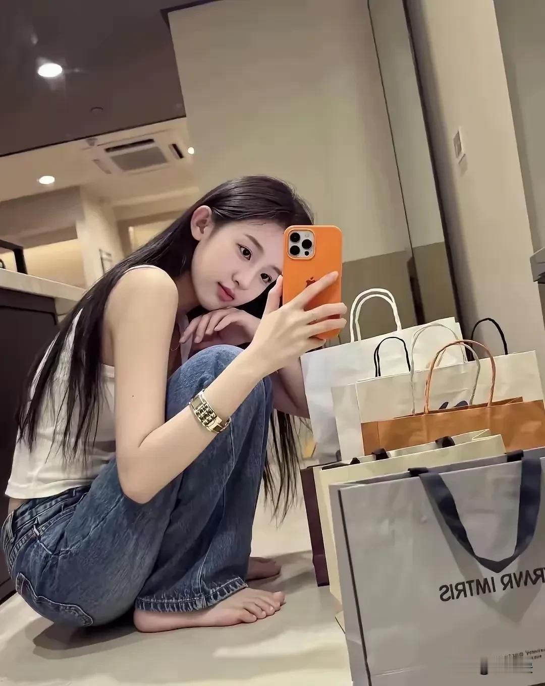 那些嫌弃自己媳妇儿不够年轻漂亮的，往这里看，这样的女孩子你能养得起吗？
