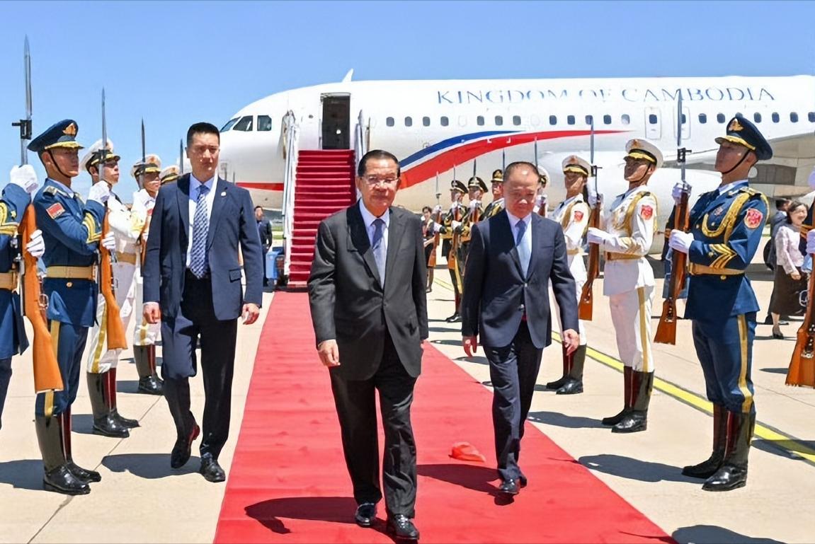 工作人员在北京首都机场迎接洪森！6月25日，洪森抵达北京首都机场，上午的时候