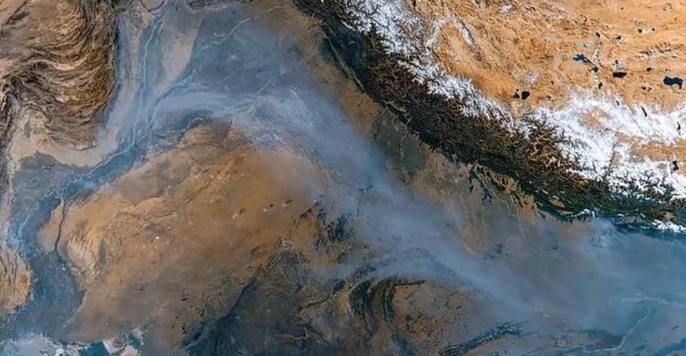 中国人都应该感谢喜马拉雅山的庇护。最近印度上演了一场新德里大逃亡，不是战争也不是