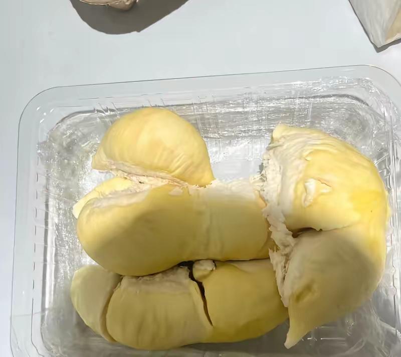 下班去超市，买了一个榴莲回家，和我姑娘两个人吃。现在正是吃榴莲的季节，而且价