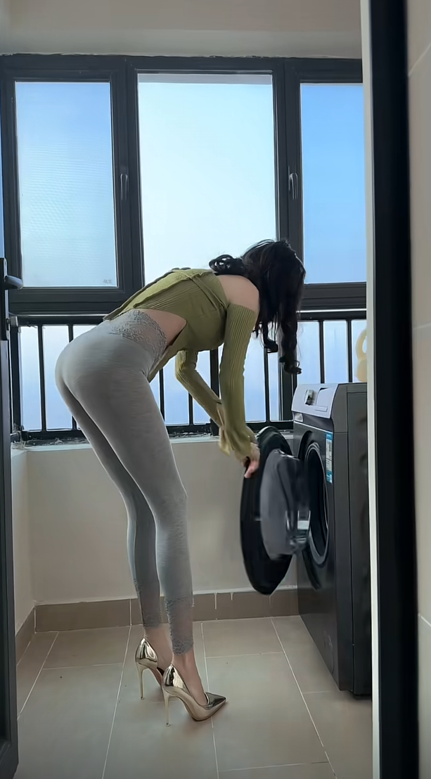 闺蜜回家第一件事就是洗衣服