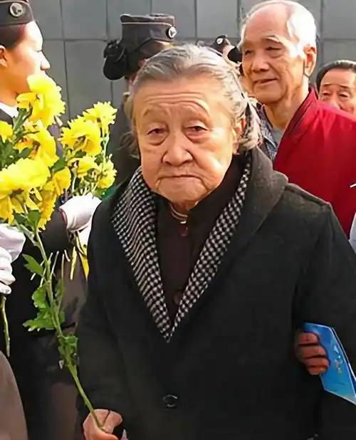 她被七个鬼子围在河边。枪都扔了，开始解裤腰带。他们以为，这下稳了，一个女人而已。