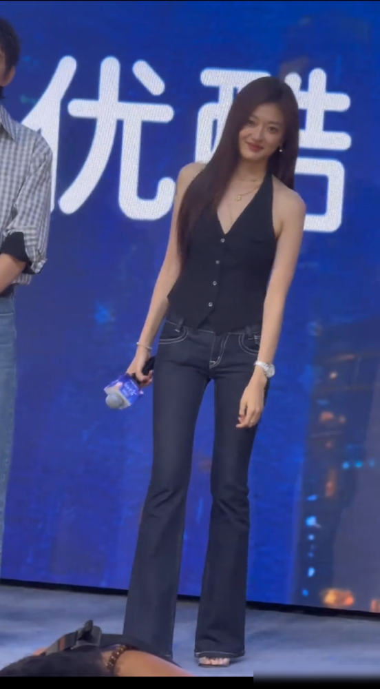 孙千那条低腰牛仔裤，直接把内娱女星逼到墙角了。172的个子，腰细腿长，短上衣往上一提，低腰微喇裤一挂