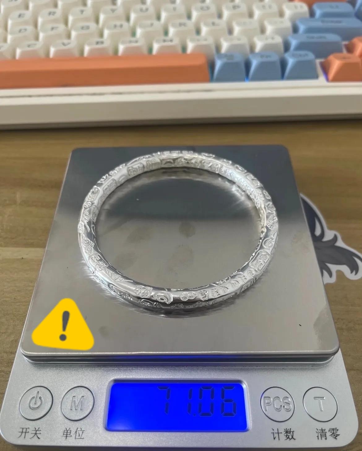 家人们，一夜之间，银镯子竟也成了“奢侈品”！1月26号，一只71.06克的银镯子