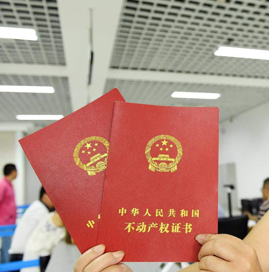 江苏昆山，男子和妻子打拼多年，终于买了套属于他们自己的房子。然而，买房一个月后，