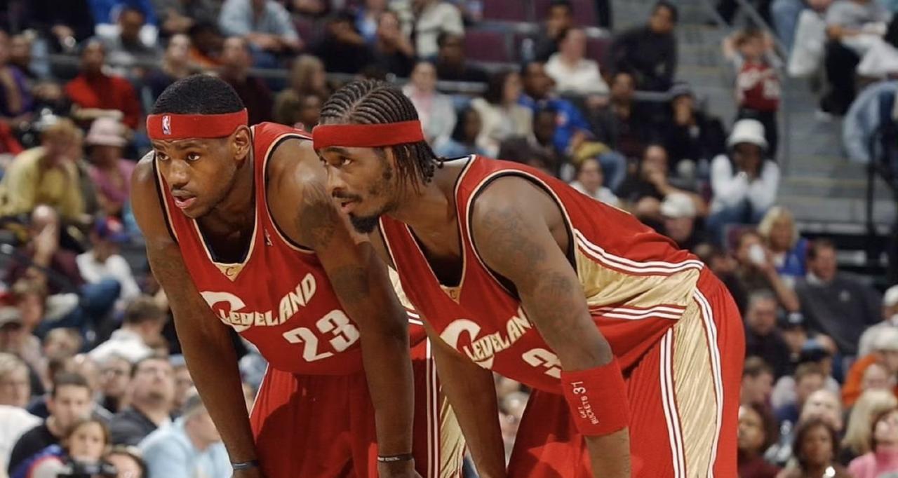 前NBA球员里基·戴维斯在播客节目谈到了詹姆斯：“那年我场均能24分，所以谁被