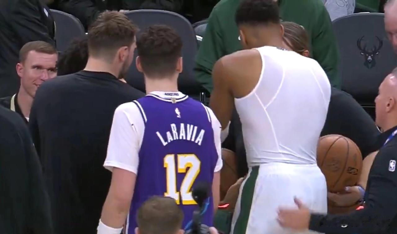 字母哥太暖心了！今天战胜雄鹿队赛后，湖人队范德比尔特、拉拉维亚想要将比赛用球