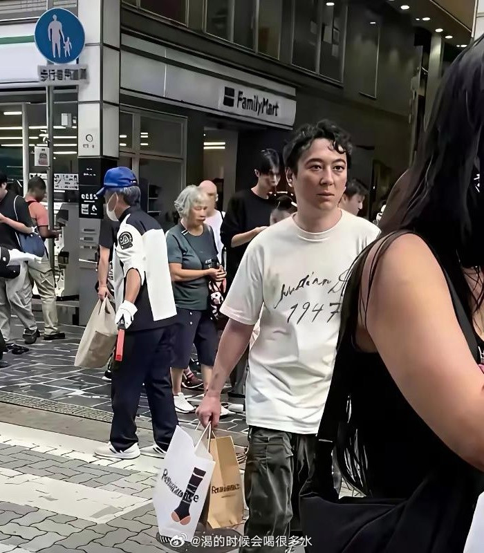 王思聪现在已经落魄成这样了，网友辣评：像被扣掉电池的玩具熊
