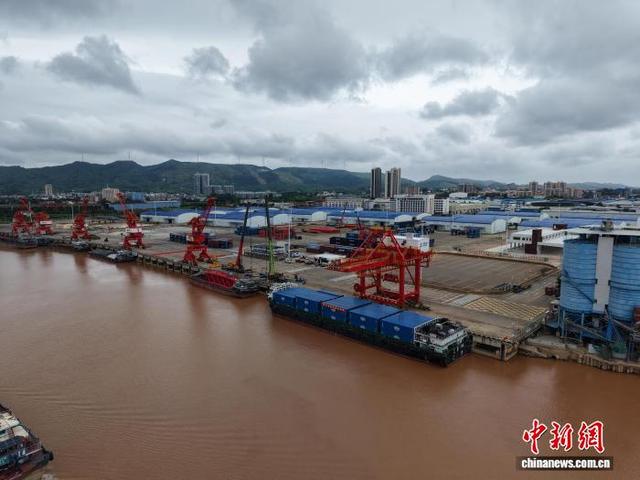 首艘海船靠泊广西南宁港六景港区 实现“海船入邕”历史性突破