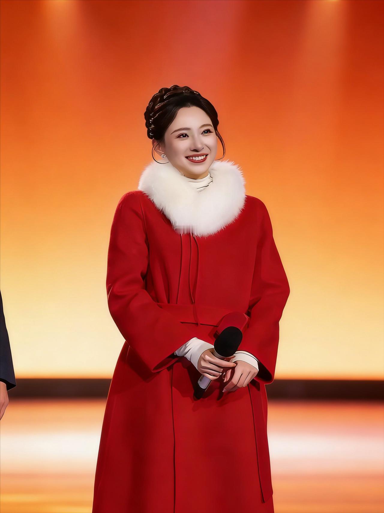 “礼服？命都要没了！”央视女主持穿羽绒服跨年，背后真相是啥？