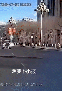 一路火星带闪电，想不死都难啊。两段视频（其实是三段）还原鄂尔多斯奔驰车祸。2