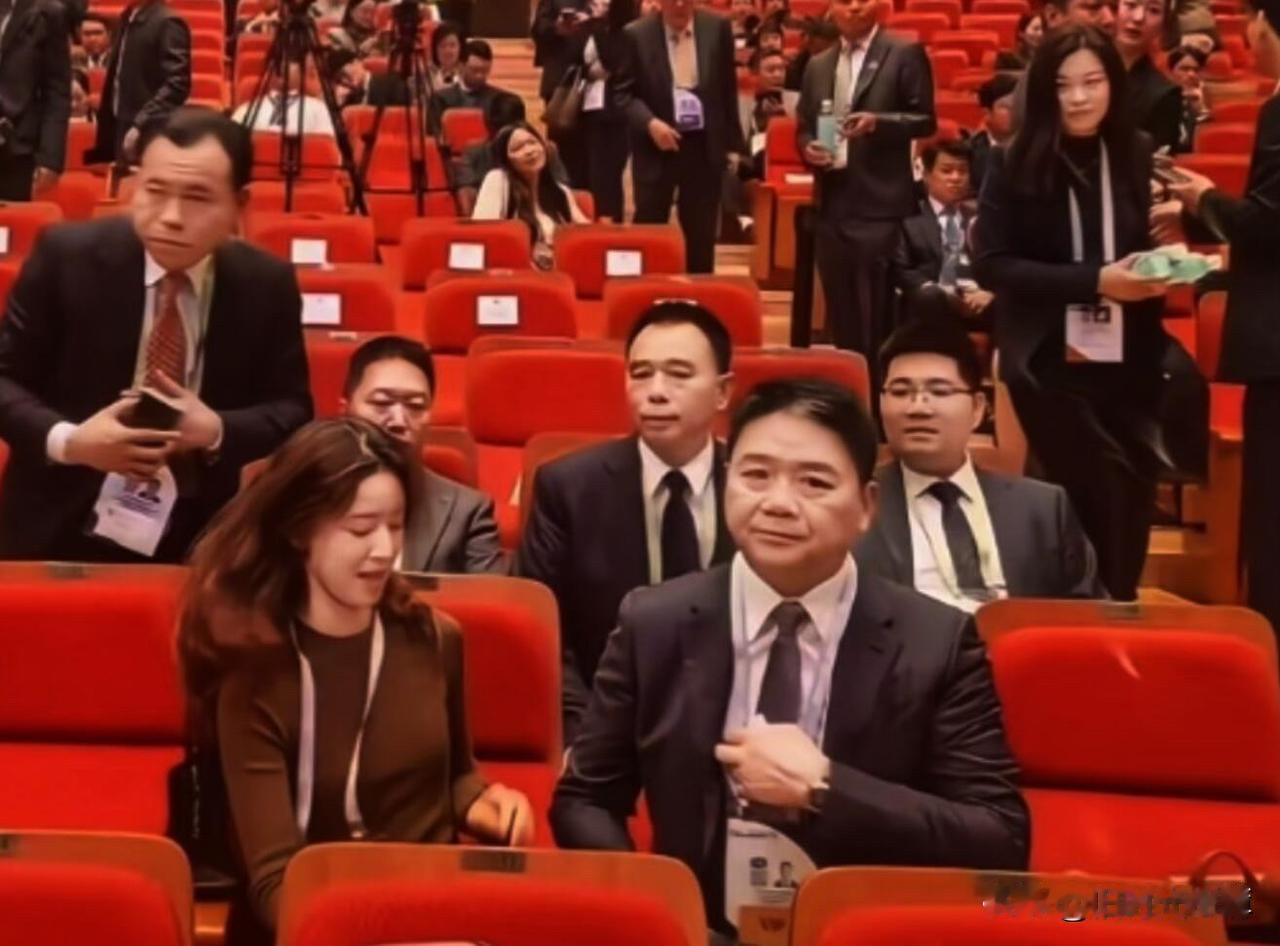 网友又开始当侦探了，说刘强东和章泽天看表情没爱了～～今日，刘强东与章泽天在韩国合