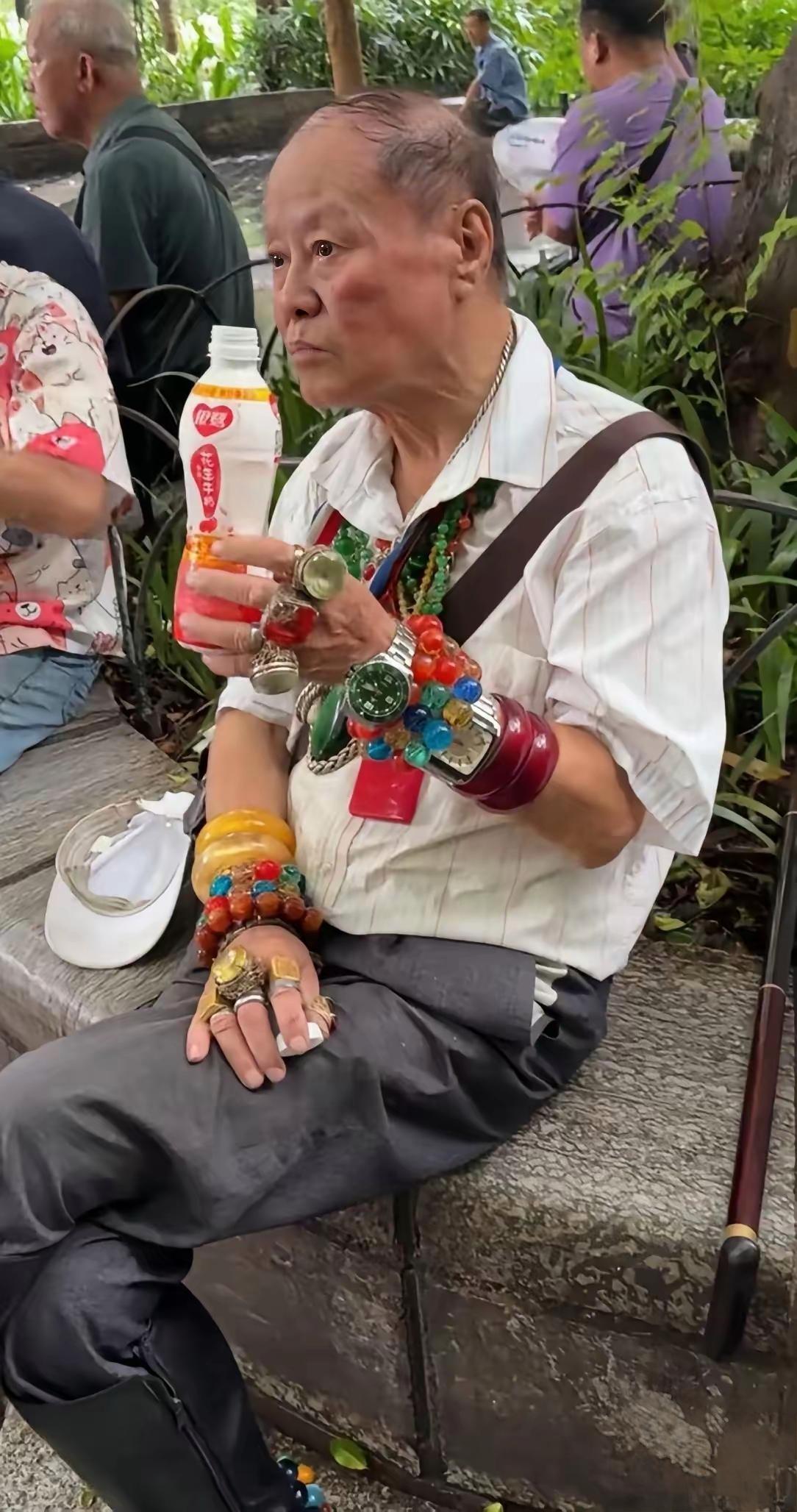 好久没见到这位大爷了现在是不光手上，脖子上戴的满满脚上也是，真是一身的珠光宝