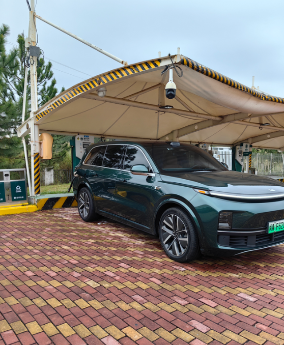 理想L9使用简评先说缺点：1.座椅不舒服。包裹性和支撑位设计都很一般，坐