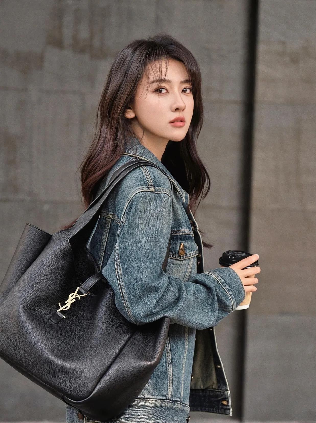 梁洁这组穿搭太能处了！就是我们日常能直接抄的作业！牛仔外套谁衣柜里还没一件啊？