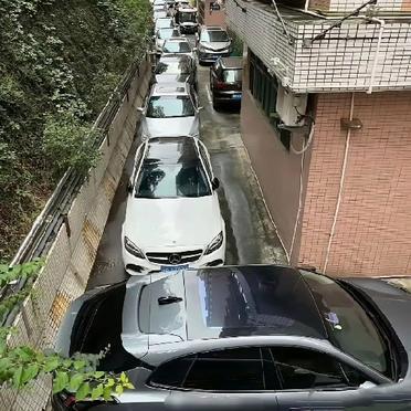 小区停车位现状天塌了​​​