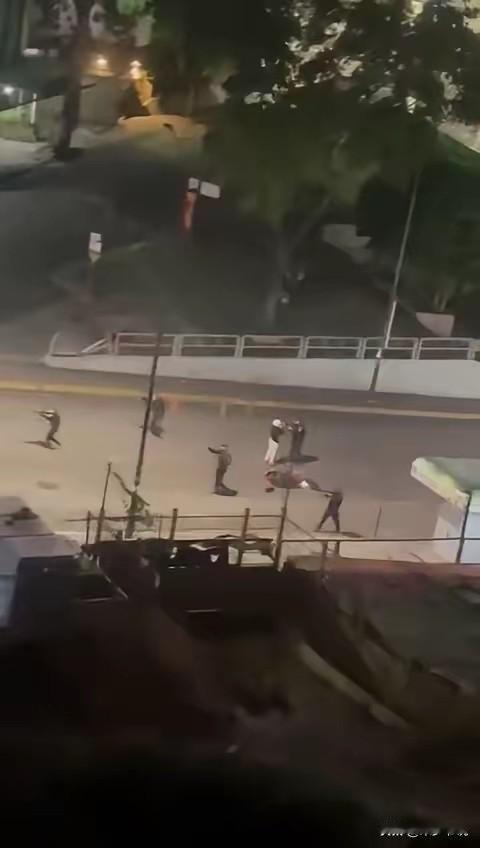 美派特种兵赴加拉加斯抓捕马杜罗失败美国特种兵通过直升机空降委内瑞拉首都加拉加斯