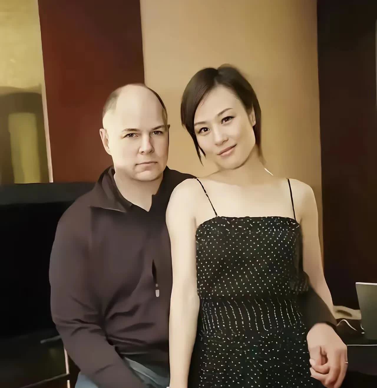这是邬君梅与丈夫的合影照邬君梅年近六旬，但身材皮肤保养的很好，看上去才四