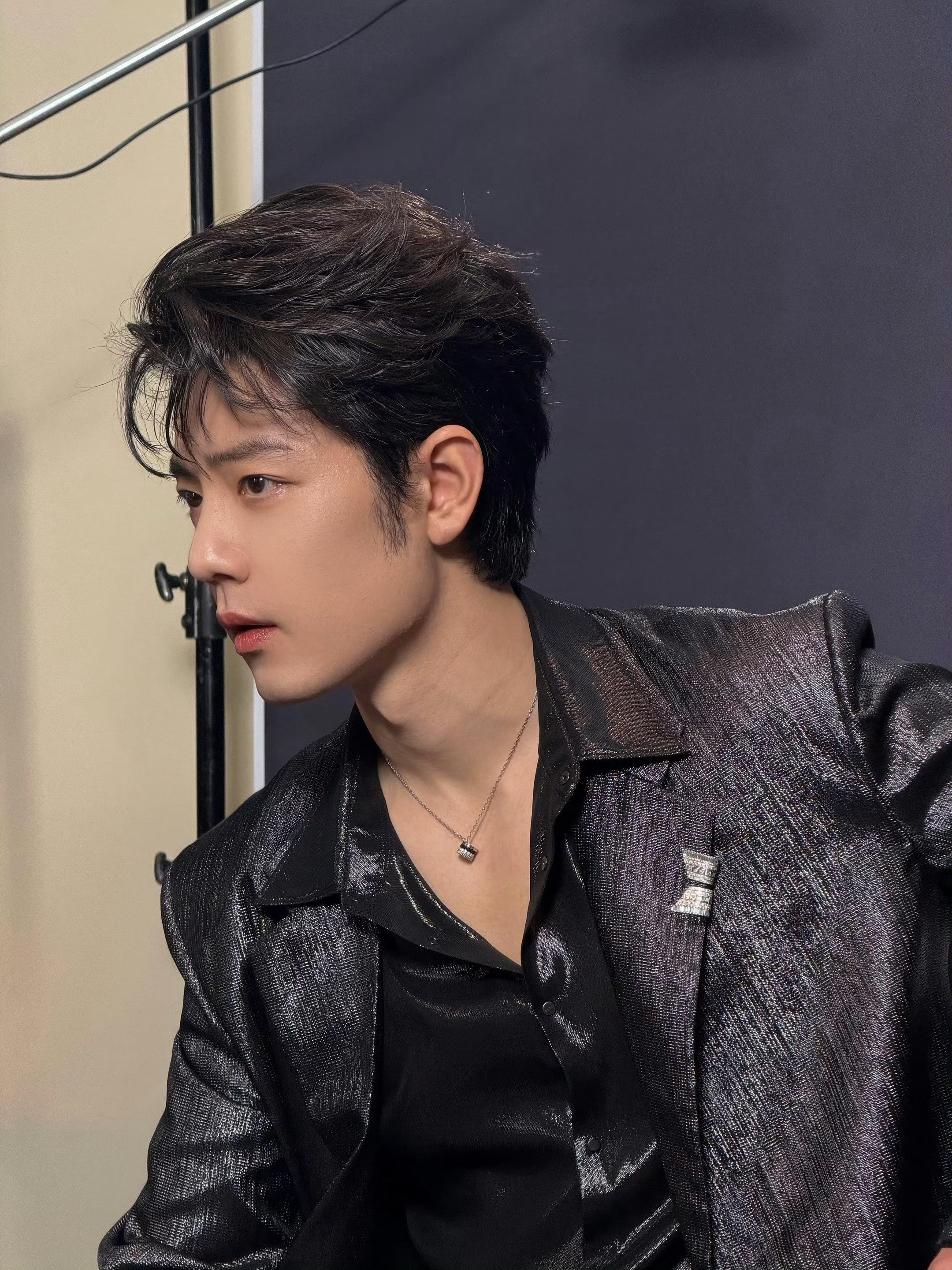 肖战万千故事在此间尽藏肖战工作室发了拍摄花絮，一个肖战两个口味，石墨色西装搭配