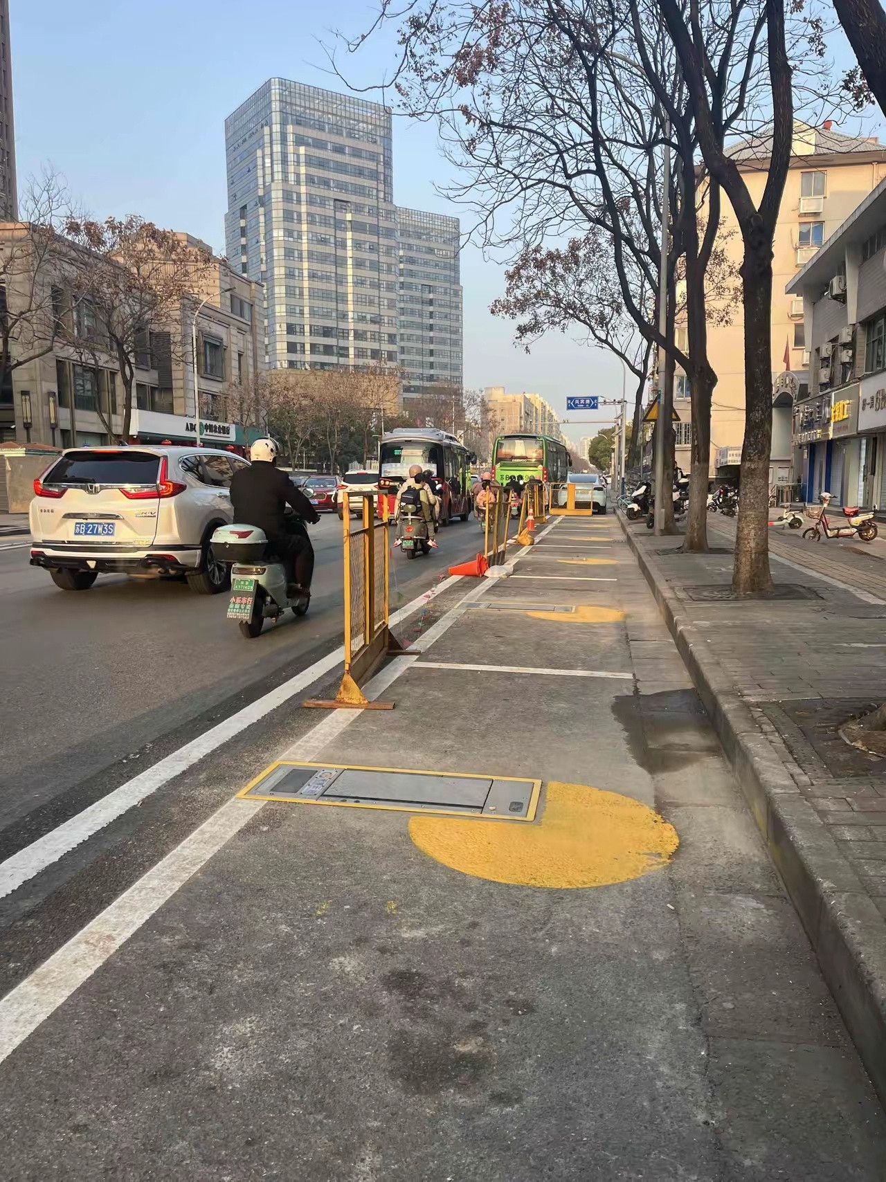 无锡原来是画的停车位人工收费，现在直接改成地锁自动缴费了，连人工都省了，真是绝