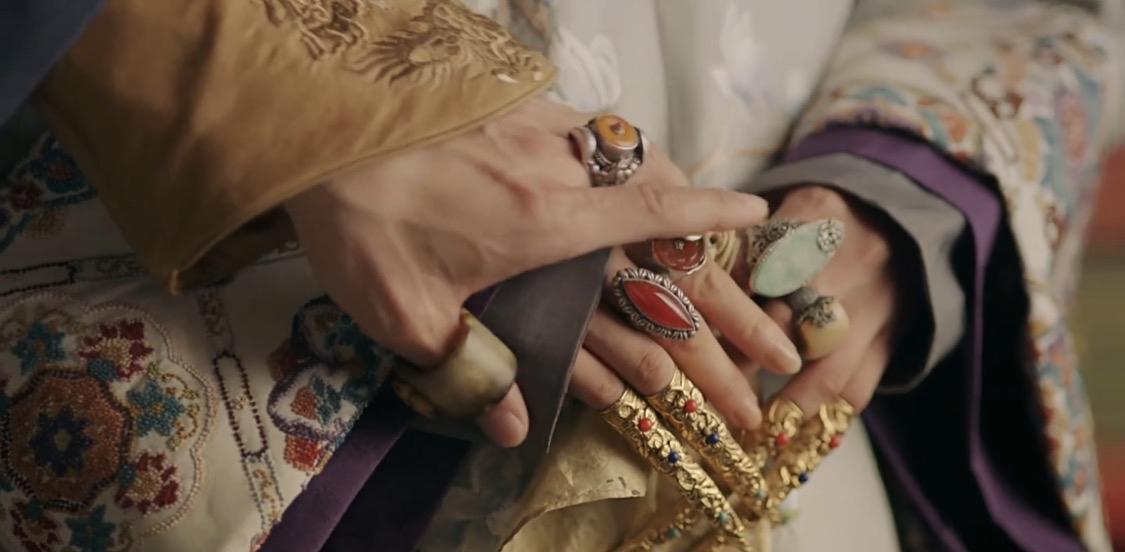 魏璎珞的戒指，根本不是装饰。那是锁死她阶层的刑具。看清宫剧，你只看到宝石晃眼