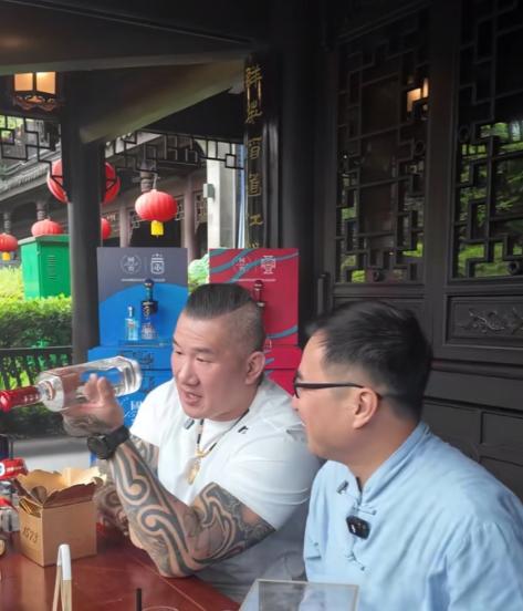 台湾馆长初次到大陆，汪小菲请馆长喝1573；上次去重庆张雪也请他喝1573；但是