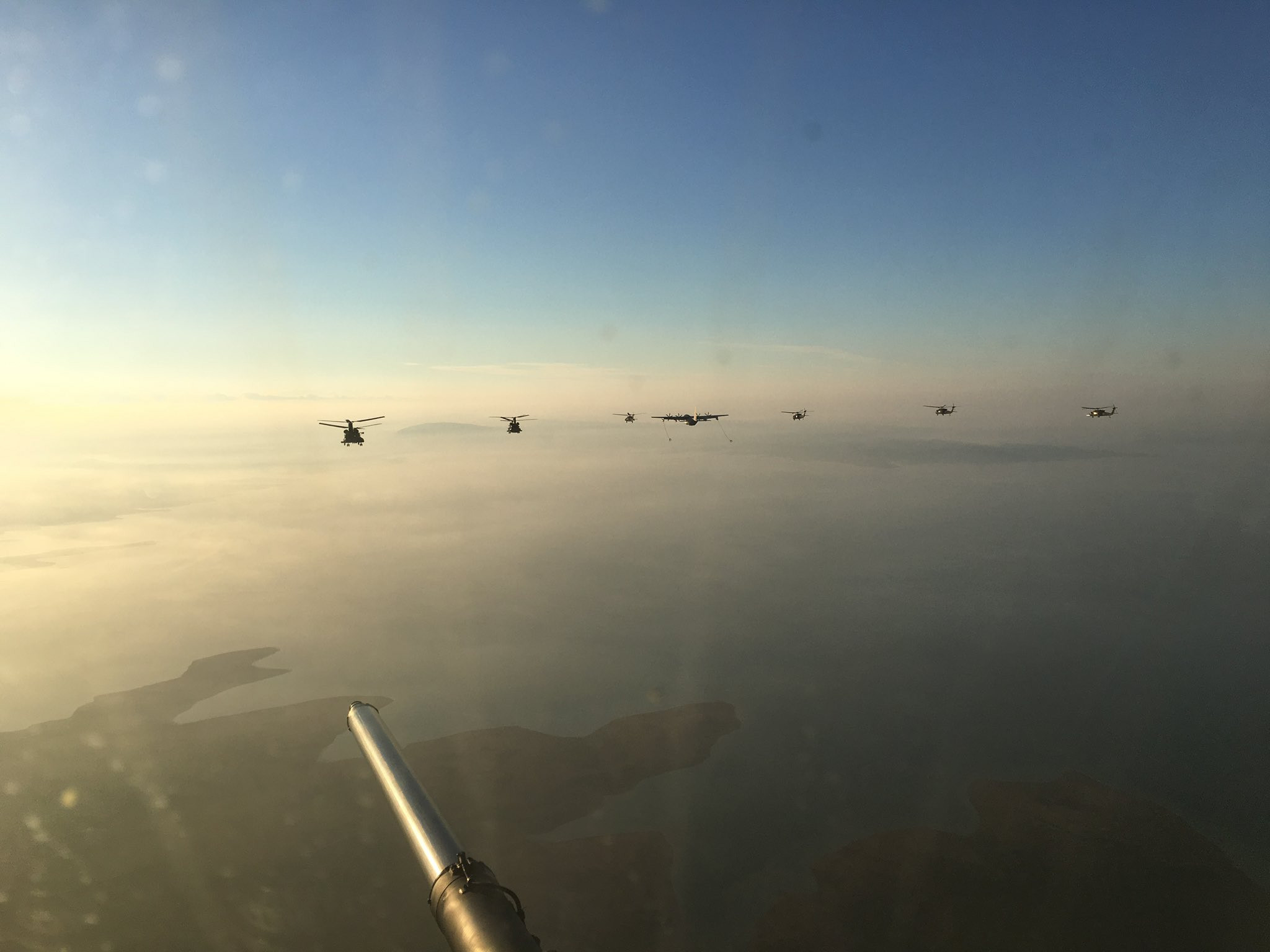 霞光下的大电扇编队