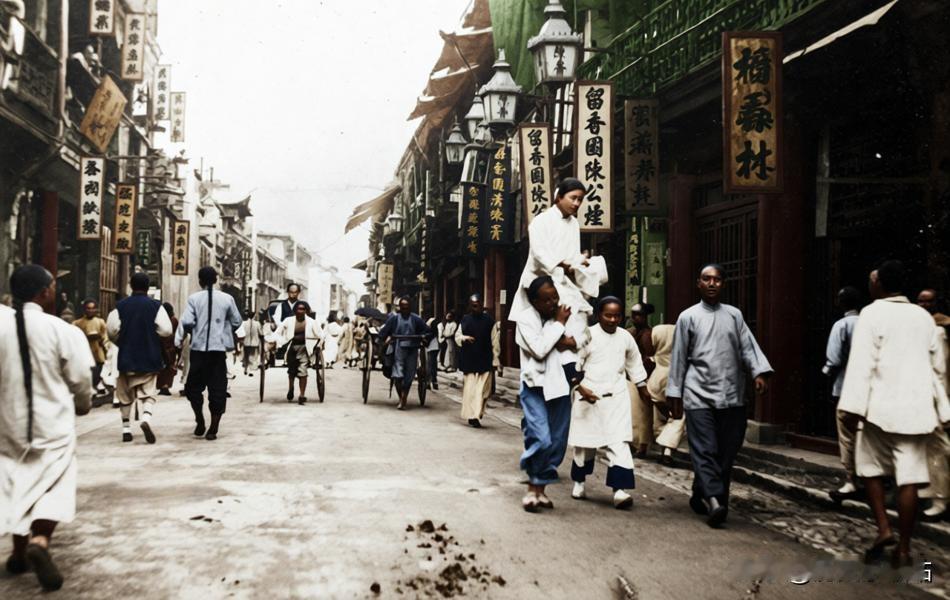 这张照片是清末上海福州路，掮客扛着清倌人去“出局”。福州路是当时上海风月行业的核
