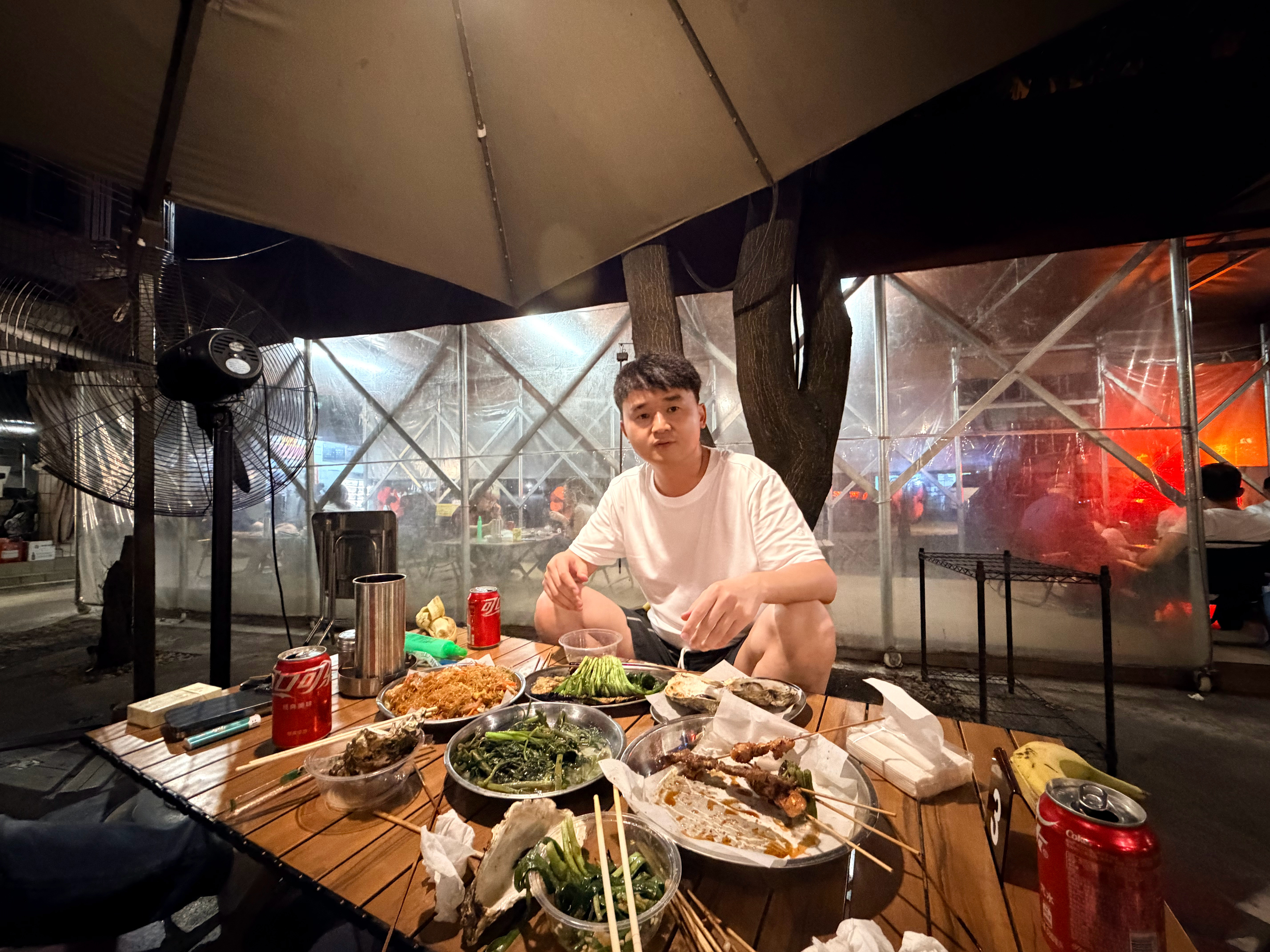 李总在我住的附近100米前进村吃烧烤，他叫我喝酒，恰巧遇上我戒酒期，现在特别羡慕