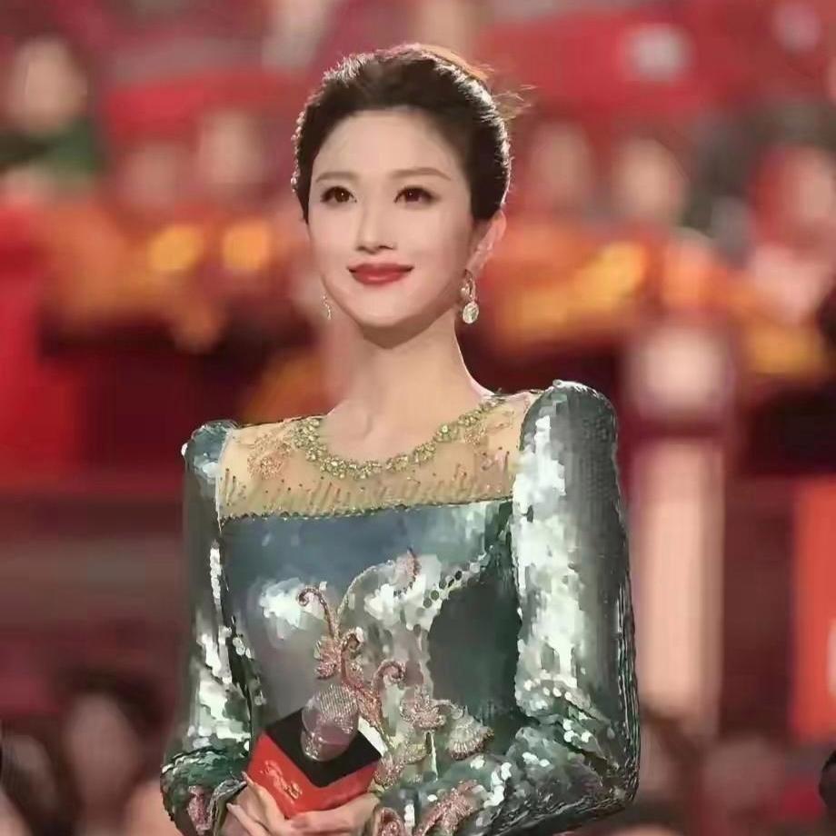 这是比龙洋和马凡舒还要好看的一个女主持人，现在央视女主持人里真的很难找到第二个了