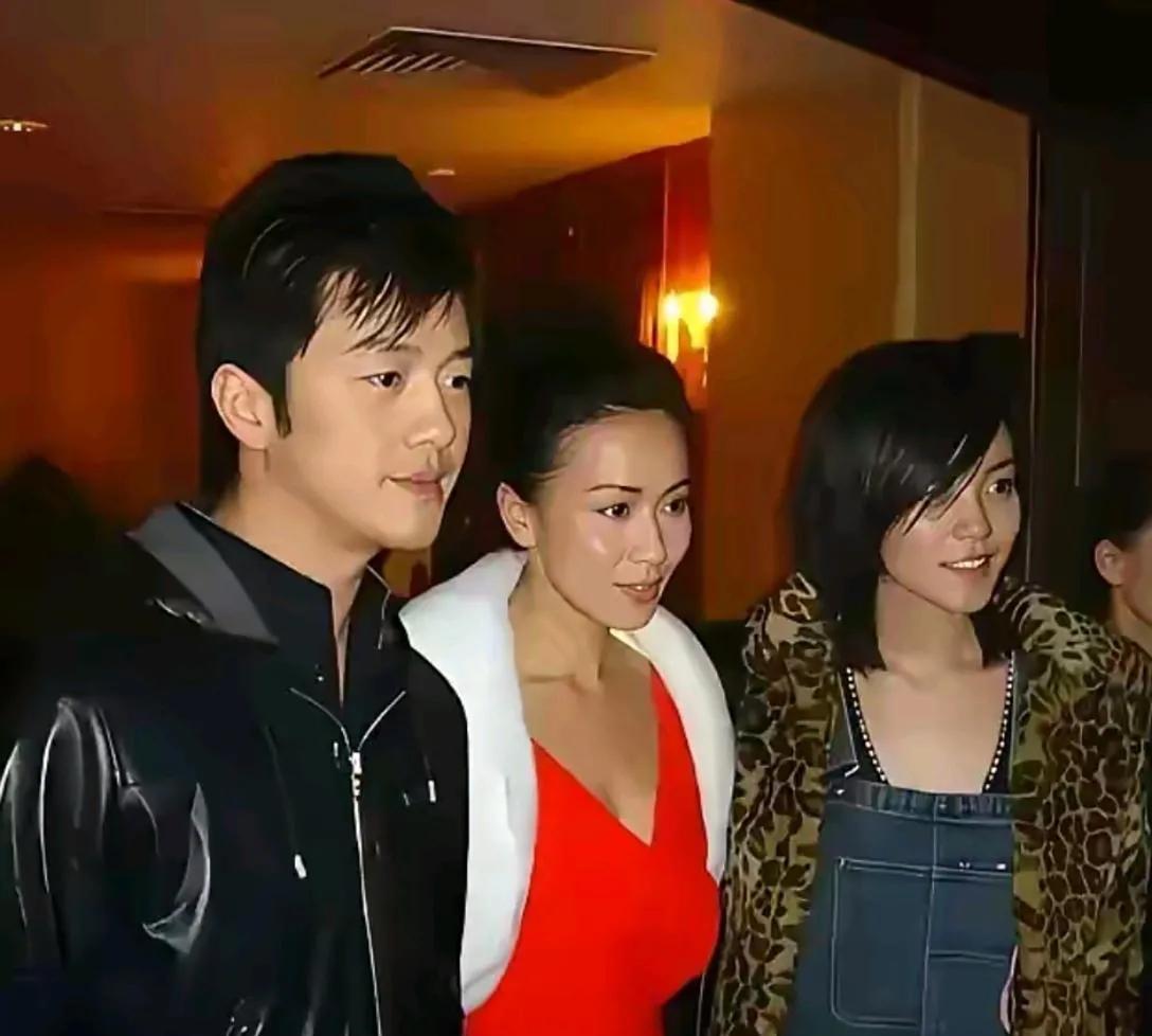 这是2004年李亚鹏与王菲的合照！总感觉李亚鹏与王菲在一起的时候才是彼此颜值最