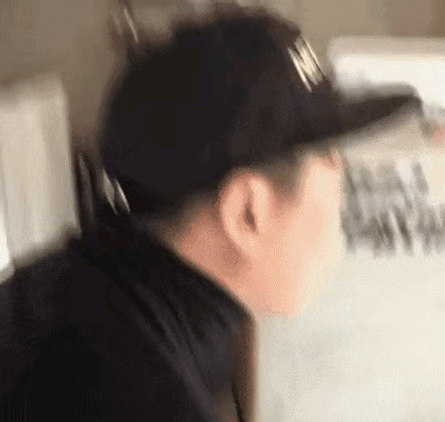 一位小哥哥开了一个蛋糕店，这天两只流浪狗来到他的店门口，他看他们可怜，就拿出狗粮