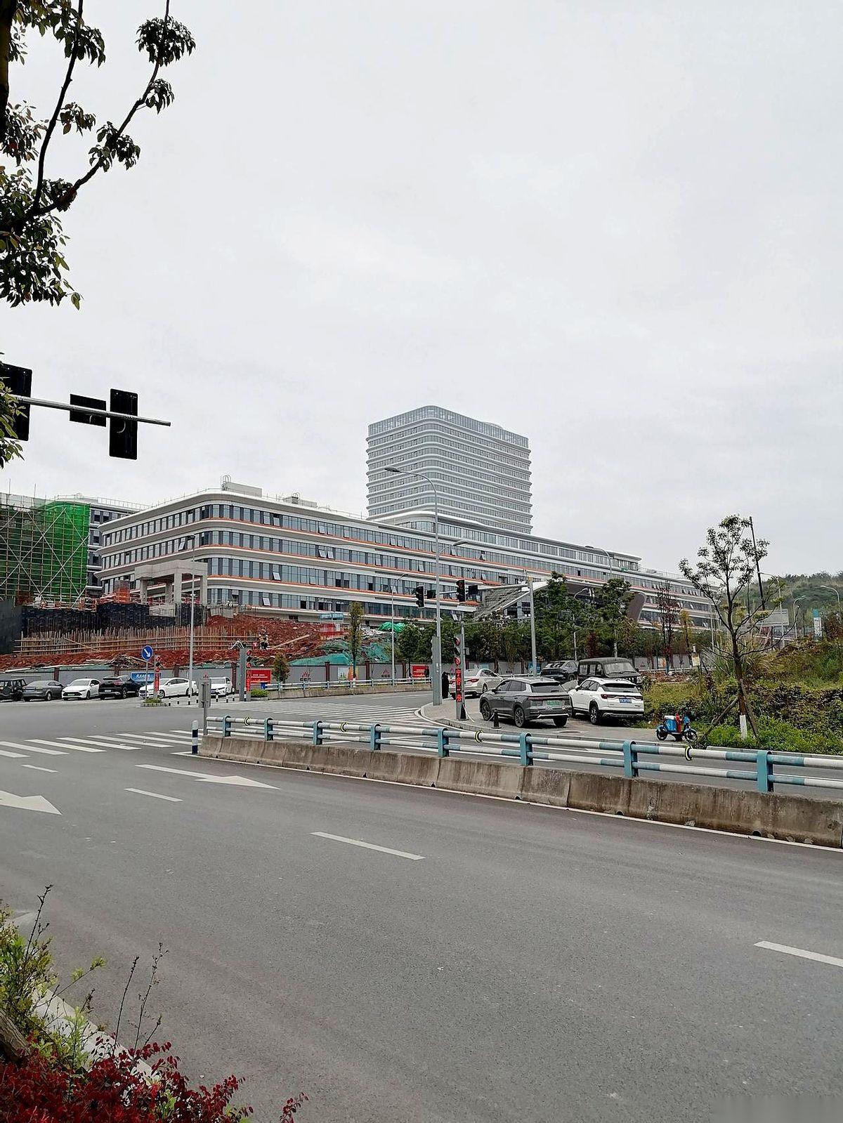 就差大门口那块雨棚了！重庆蔡家那座传了几年的十三院，今天从门口过，脚手架拆得一干