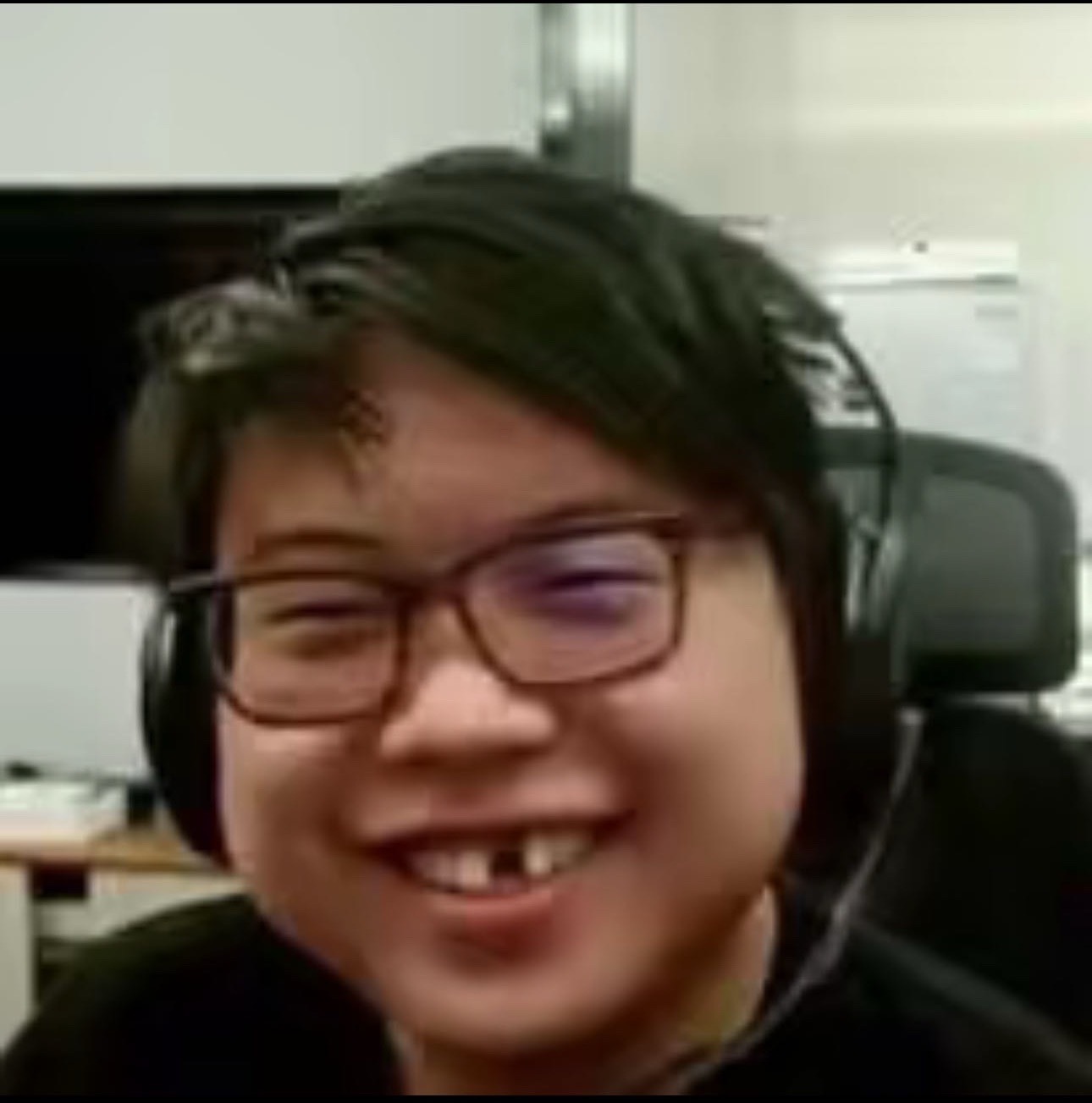 查理斯：在宝可梦里面郑翔就是无敌的啊，有时候你选他，你还要被弹幕给压力，弹幕还会