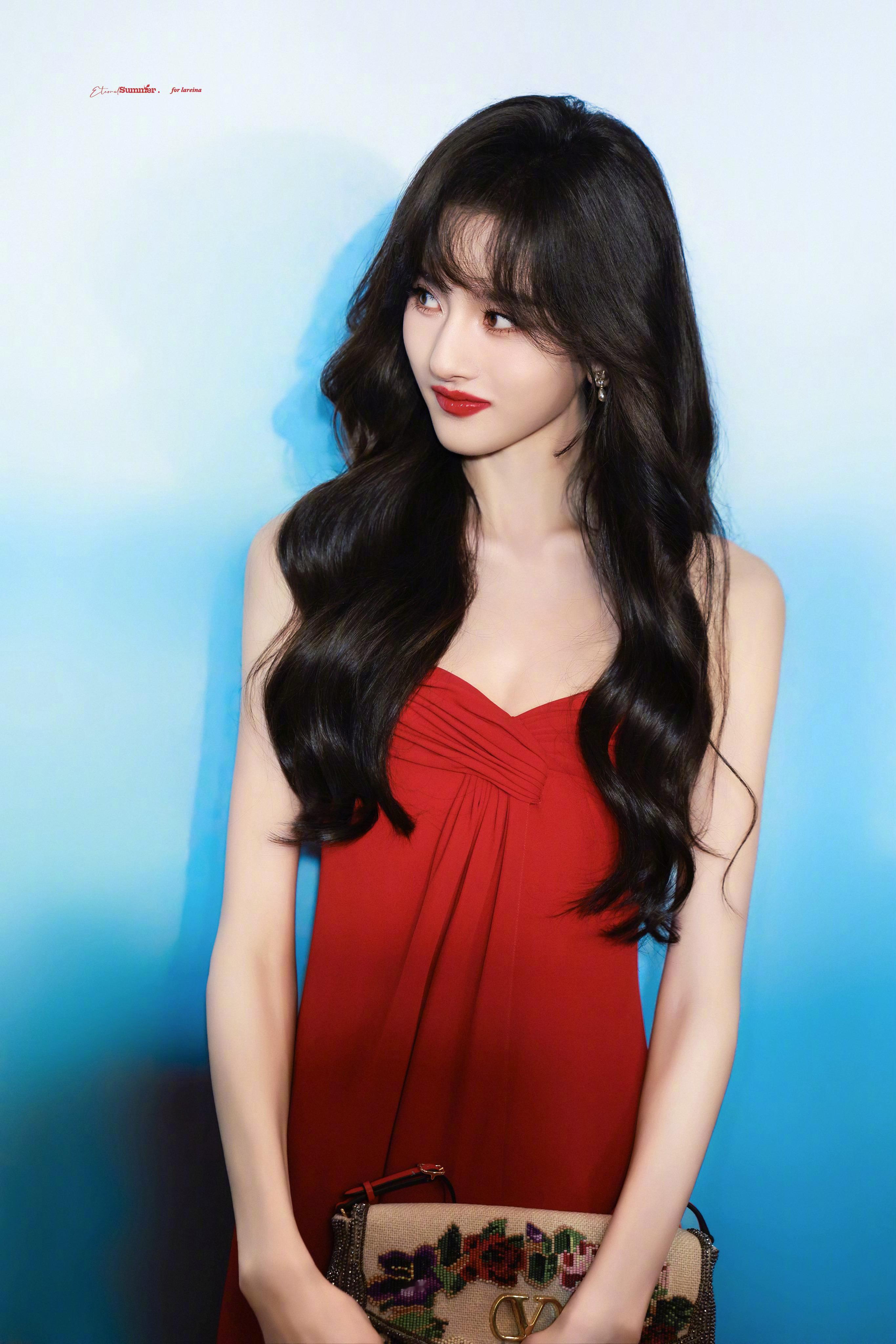 哎呦喂，宋祖儿今天杀疯了！明艳红裙配黑色大波浪，幻视贝微微本微就是太瘦了点……