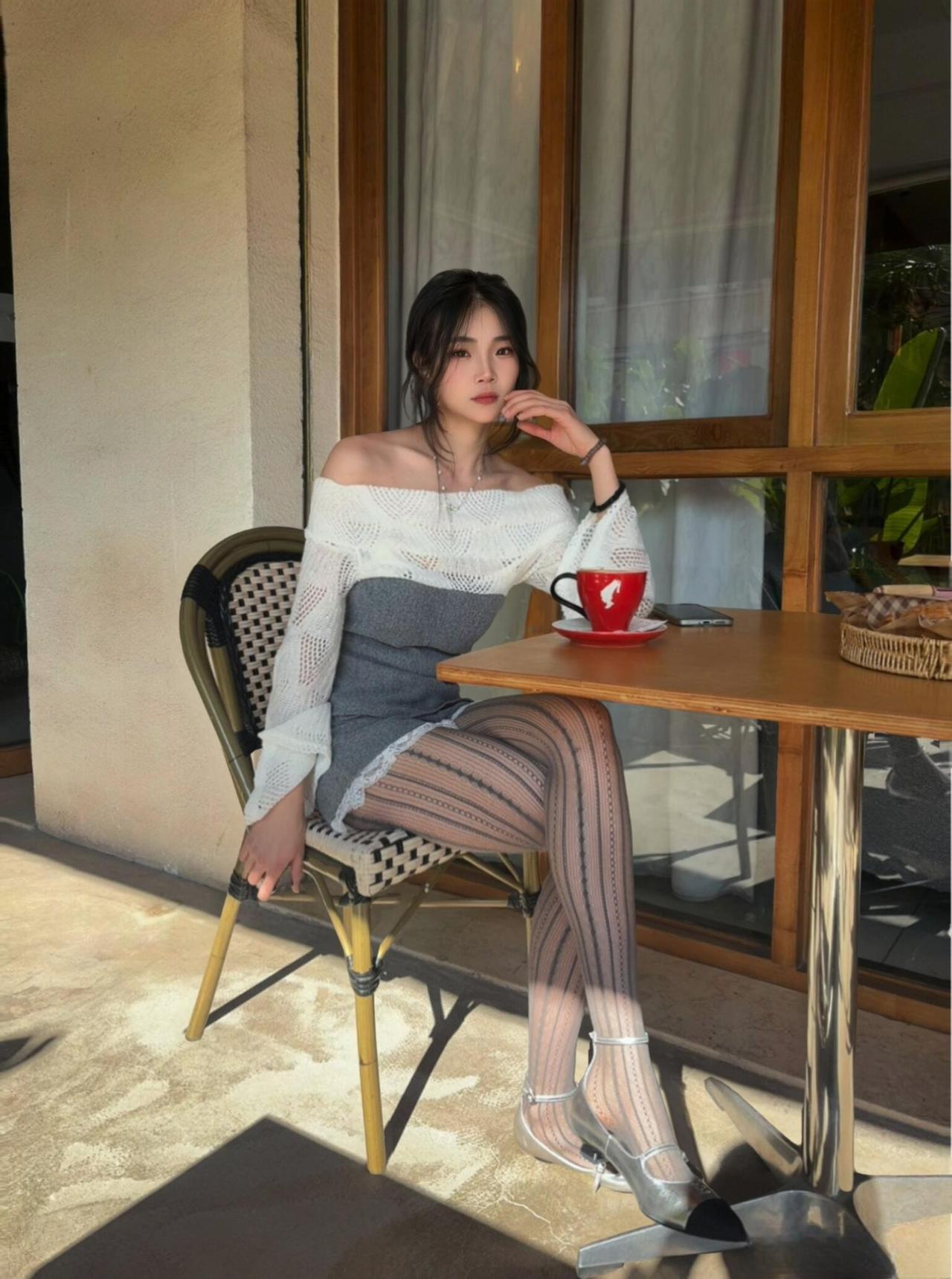 这套是甜辣复古风，核心是一字肩拼接上衣+蕾丝边短裤：一字肩设计，蕾丝和喇叭袖又增