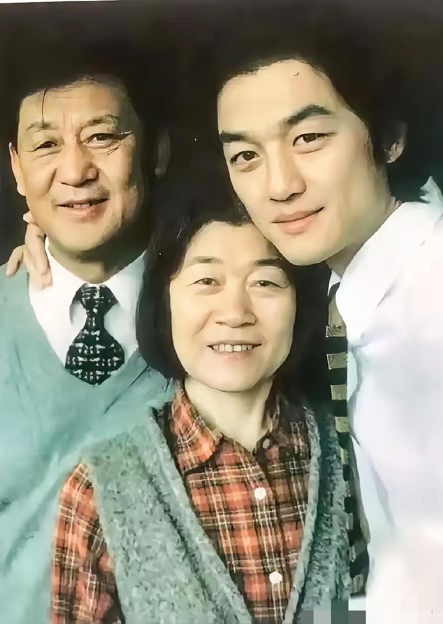 查了才知道李亚鹏83岁的老母亲不简单啊！有信息工程的同学爆料，老夫人是石河子