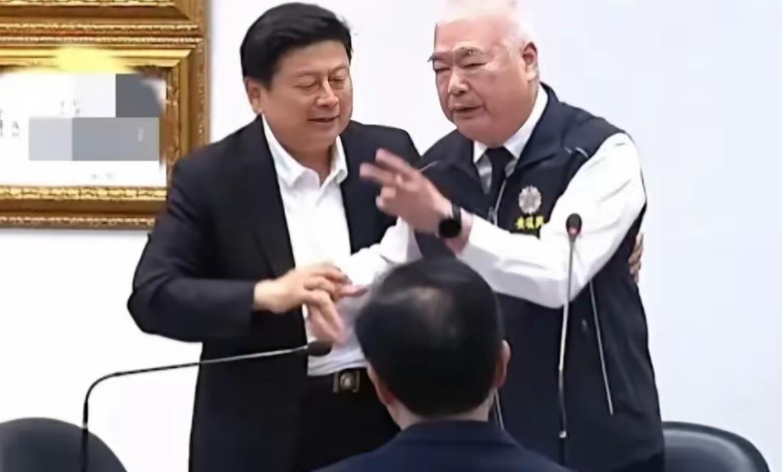 台湾所谓民意机构因“徐八千”引发的国民党内讧，可以说是一面非常清晰的“照妖镜”，