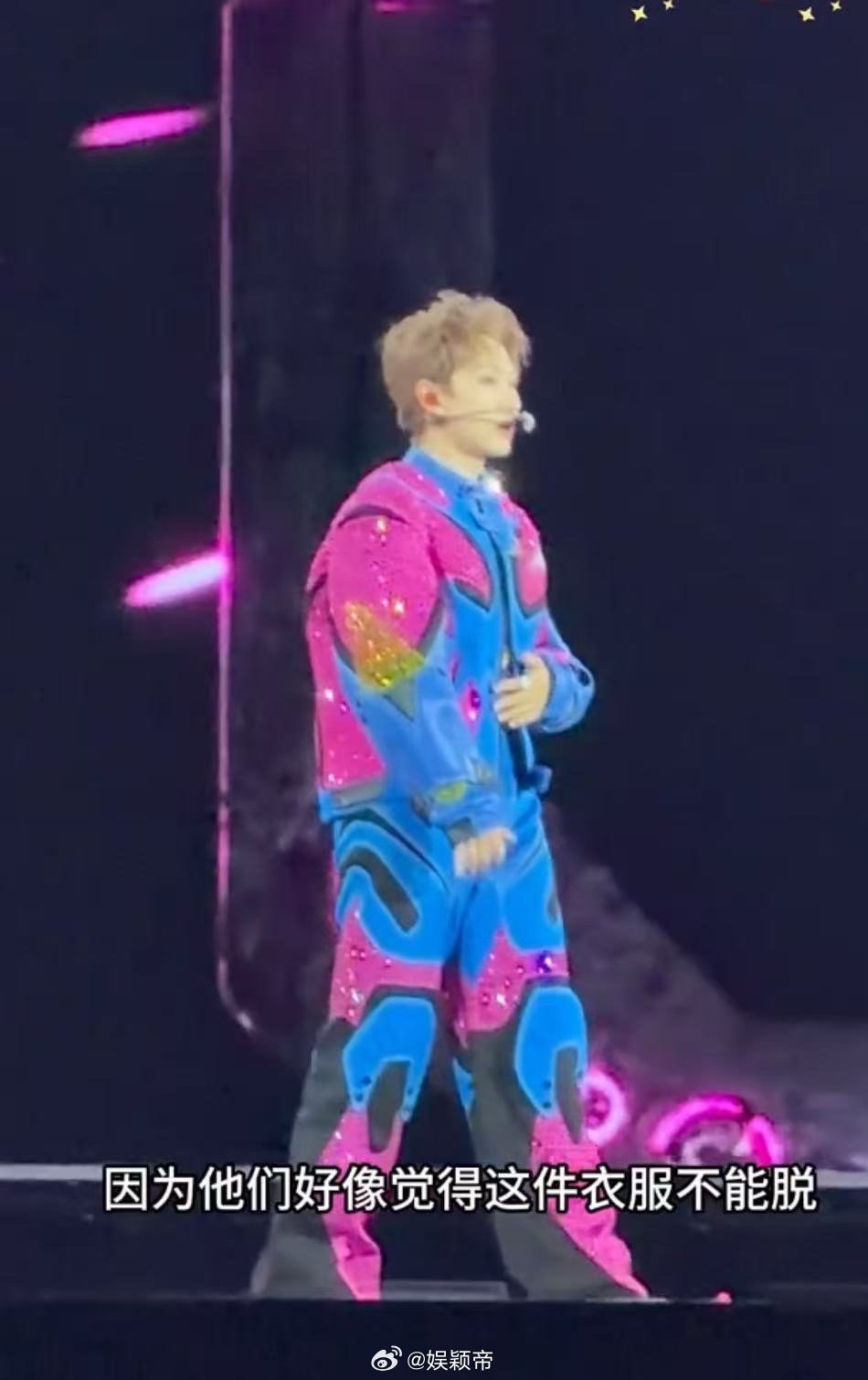 汪苏泷怎么用大水缸补水啊看汪苏泷补水笑到肚子疼，蹦迪前用大水缸，比脸还大，有效