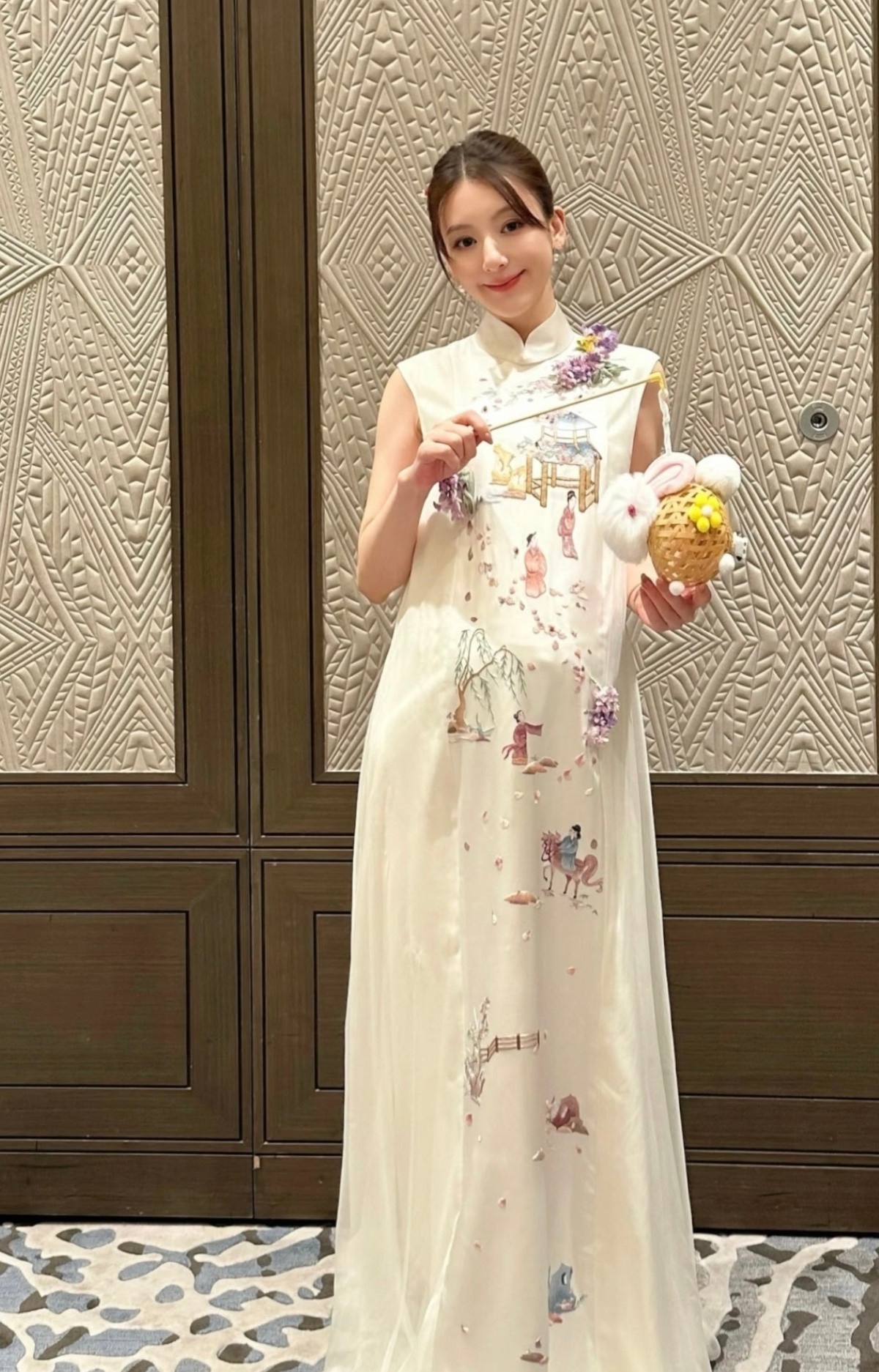 方媛晒照，疑似回应三胎已生的传闻，肚子还在，没生呢。方媛穿了一件中国风的长礼服裙