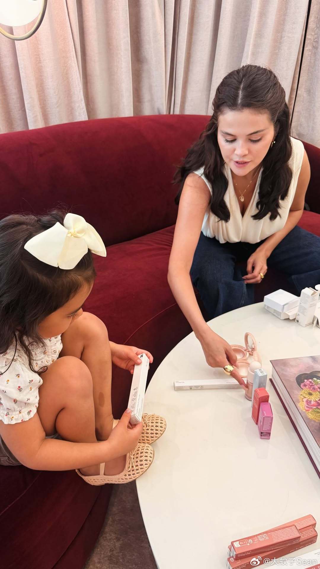 SelenaGomez赛琳娜戈麦斯分享上班日记，宣传自家rarebeauty