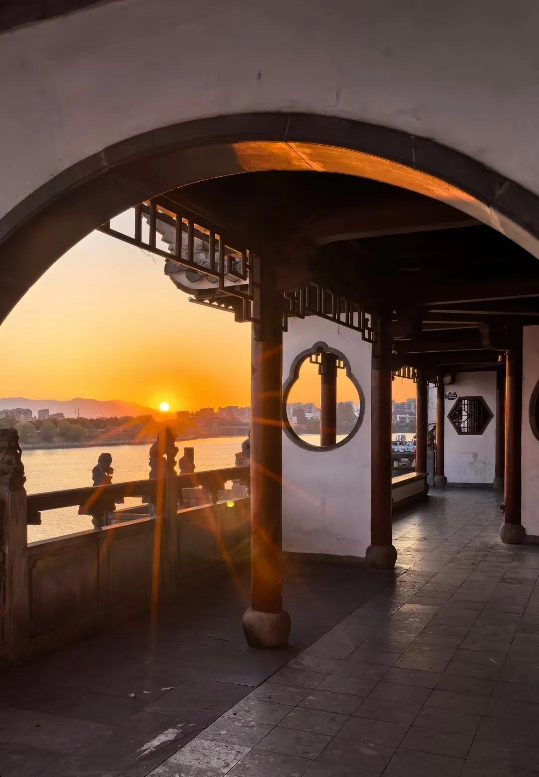 晚上聚餐，同学说，她有二十多件羽绒服我问她，要那么多羽绒服干嘛，能穿的过来吗，