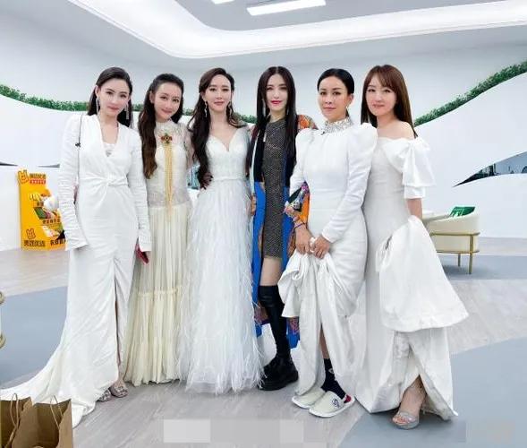 6位女星同框：我一眼就认出了仙风神韵的张柏芝与杨钰莹，当然还有身材平板、长发黑靴
