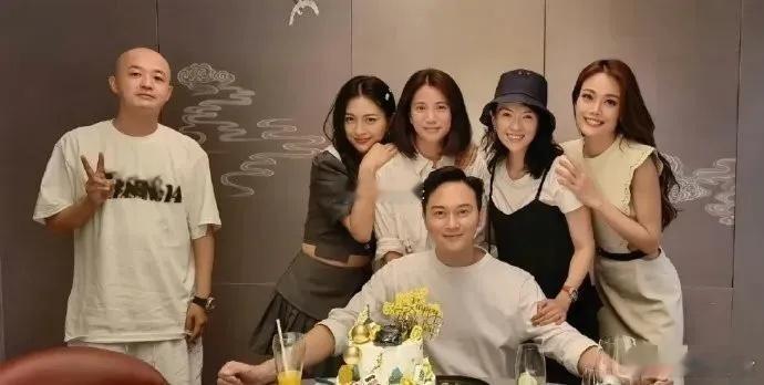 包贝尔跟女人拍合照的自觉性