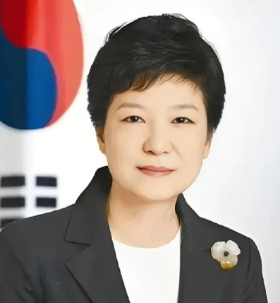 万万没想到韩国刚刚传来新消息朴槿惠最近动作频频，回老家投票、弟弟参选，让不少