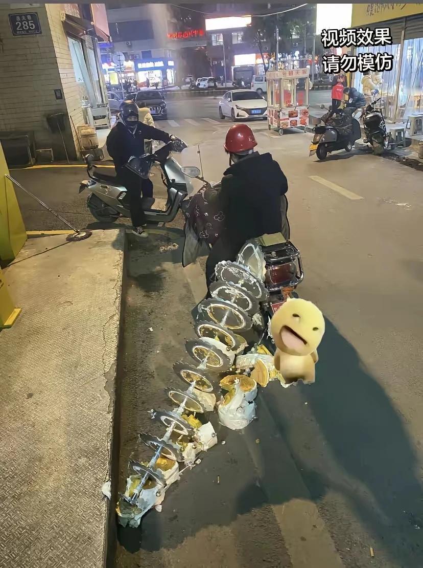 一个敢点、一个敢接、一个敢送，外卖小哥硬核“护驾”12层蛋糕这事儿也太有意思了！